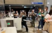 Após mudança em voo, casal se revolta e quebra guichês no aeroporto de Guarulhos