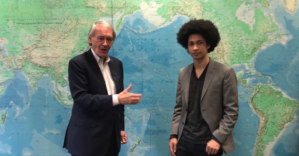 O jovem ativista Aji Piper ao lado do senador norte-americano Ed Markey