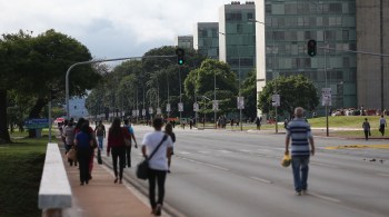 Brasil é o 3º que mais gasta com grupo de 20 países do G20 e da América do Sul; PEC acaba com benefícios como férias acima de 30 dias e promoções por tempo