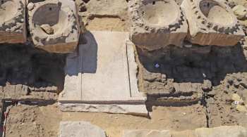 A equipe descobriu os restos mortais enterrados sob outro templo em Abu Ghurab, a cerca de 19 quilômetros ao sul do Cairo, e datam da metade do século 25 a.C.