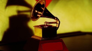 A cantora Anitta concorre a um dos principais prêmios da noite, "Gravação do Ano", com o hit "Envolver"; já Sonza faz sua estreia na premiação com a música "Doce 22"