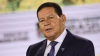 “Sabe as pressões que está sofrendo”, diz Mourão sobre Bolsonaro em relação à Petrobras