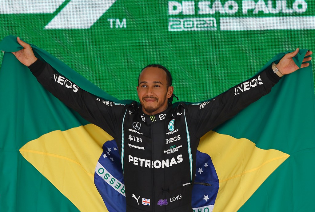 Lewis Hamilton comemora vitória em Interlagos com a bandeira do Brasil