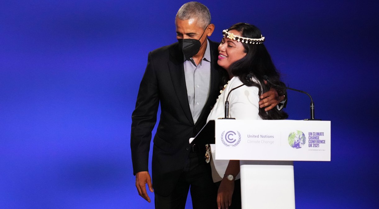 Ex-presidente dos EUA Barack Obama visto no palco com Sheila Babauta da Aliança de Mudança Climática da Micronésia