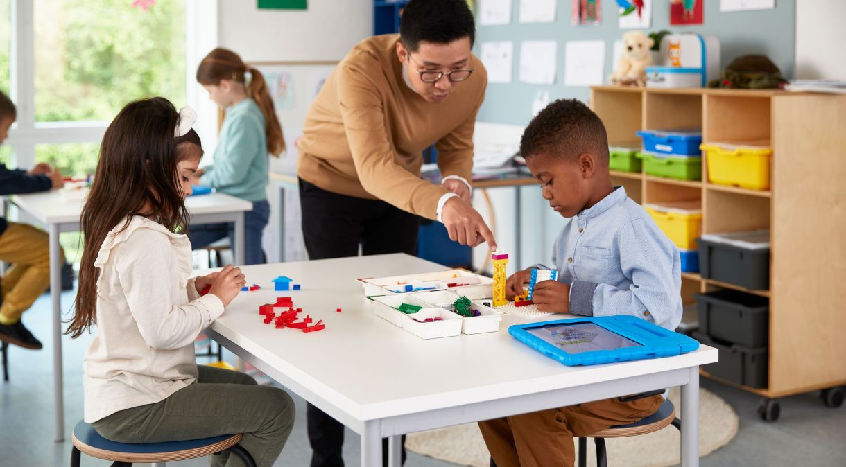 Kit Lego Education SPIKE Essential incentiva as crianças a trabalharem juntas para codificar, resolver problemas e fazer criações interativas