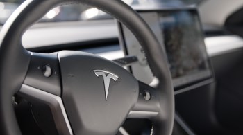 Elon Musk, CEO da companhia, promete que os veículos de sua empresa serão totalmente capazes de se locomoverem sozinhos