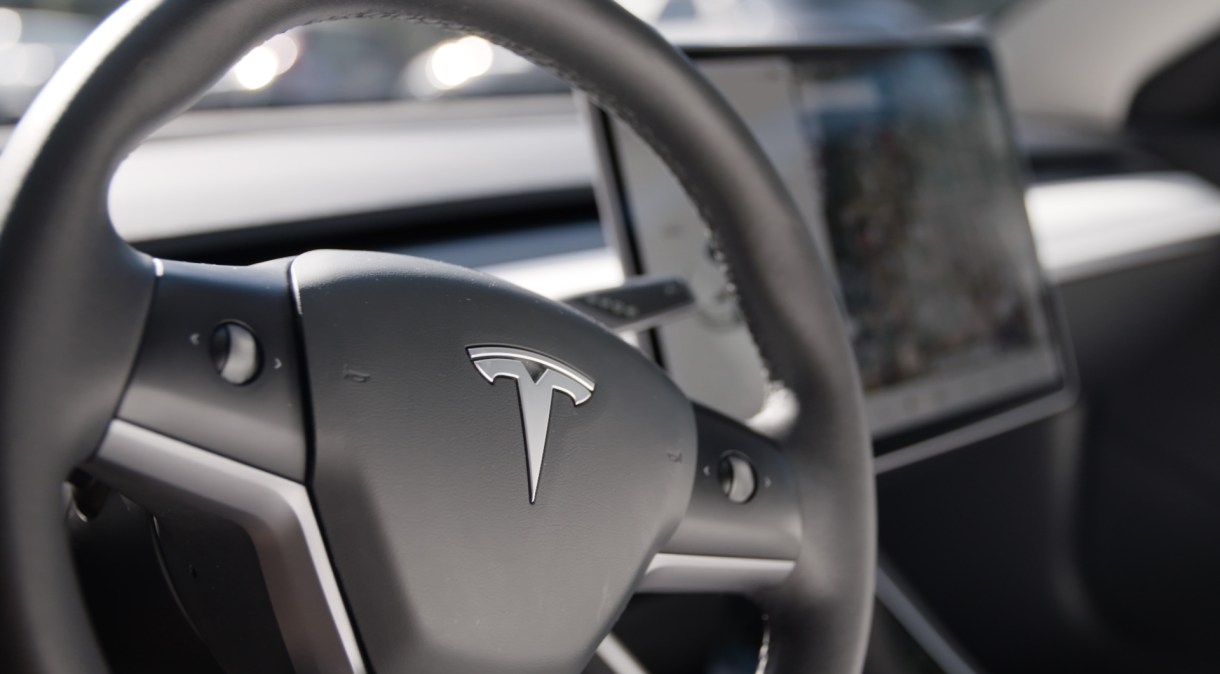 "Auto-direção total" é um recurso de assistência ao motorista de US$ 10.000 oferecido pela Tesla