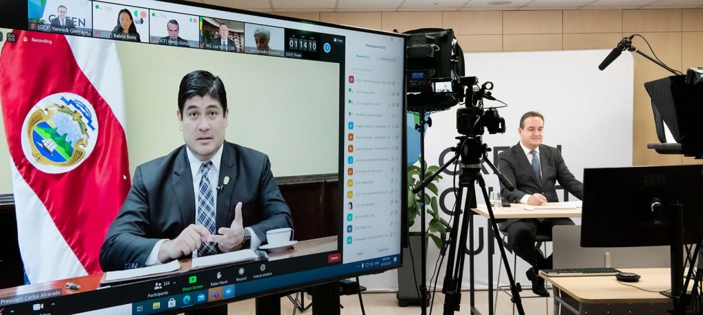 Yannick Glemarec, chefe do Fundo Verde para o Clima (GCF), ao fundo da imagem, durante teleconferência