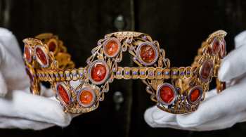 As tiaras fazem parte de conjuntos de joias do século 19, que são emblemáticos do design neoclássico, estilo que floresceu durante o reinado de Napoleão