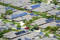 Linhas de crédito ajudam a custear energia solar residencial, mas exigem atenção