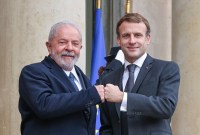 Lula é recebido por presidente da França no Palácio do Eliseu, em Paris