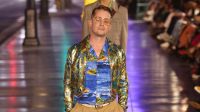 Macaulay Culkin aparece de surpresa em desfile da Gucci em Hollywood