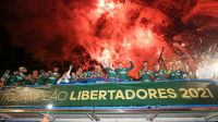 Jogadores do Palmeiras retornam a SP e fazem festa com a torcida em trio elétrico