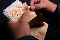 Como o Brasil se tornou campeão dos juros reais e de que forma isso prejudica a economia