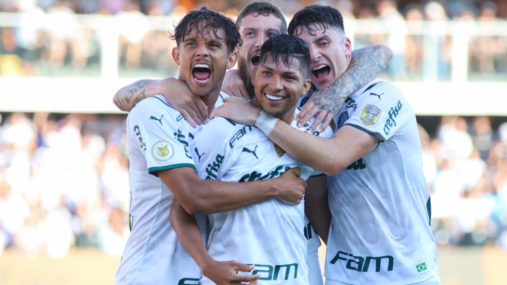 Rony fez o primeiro gol do Palmeiras na vitória sobre o Santos, na Vila Belmiro, por 2 a 0