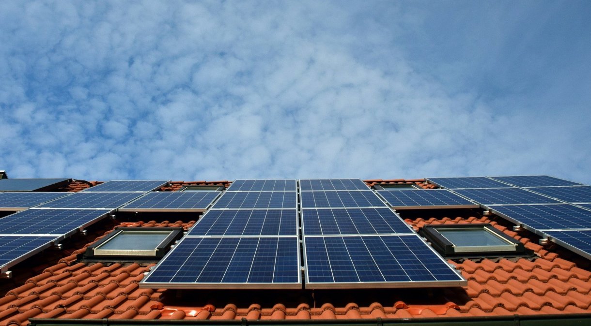 Painéis de energia solar instalados em telhado