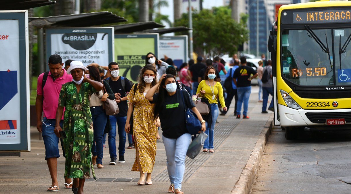 Uso de máscaras foi flexibilizado ao ar livre nesta quarta-feira (3) no Distrito Federal