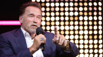 Arnold Schwarzenegger está confirmado para estrelar a comédia de Natal "The Man With The Bag"