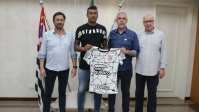 Corinthians anuncia retorno do volante Paulinho para temporada de 2022