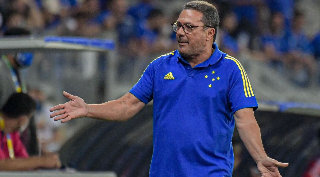 Vanderlei Luxemburgo durante a partida entre Cruzeiro e Brusque, válida pela 35º rodada do Campeonato Brasileiro Serie B, no estádio do Mineirão, em Belo Horizonte