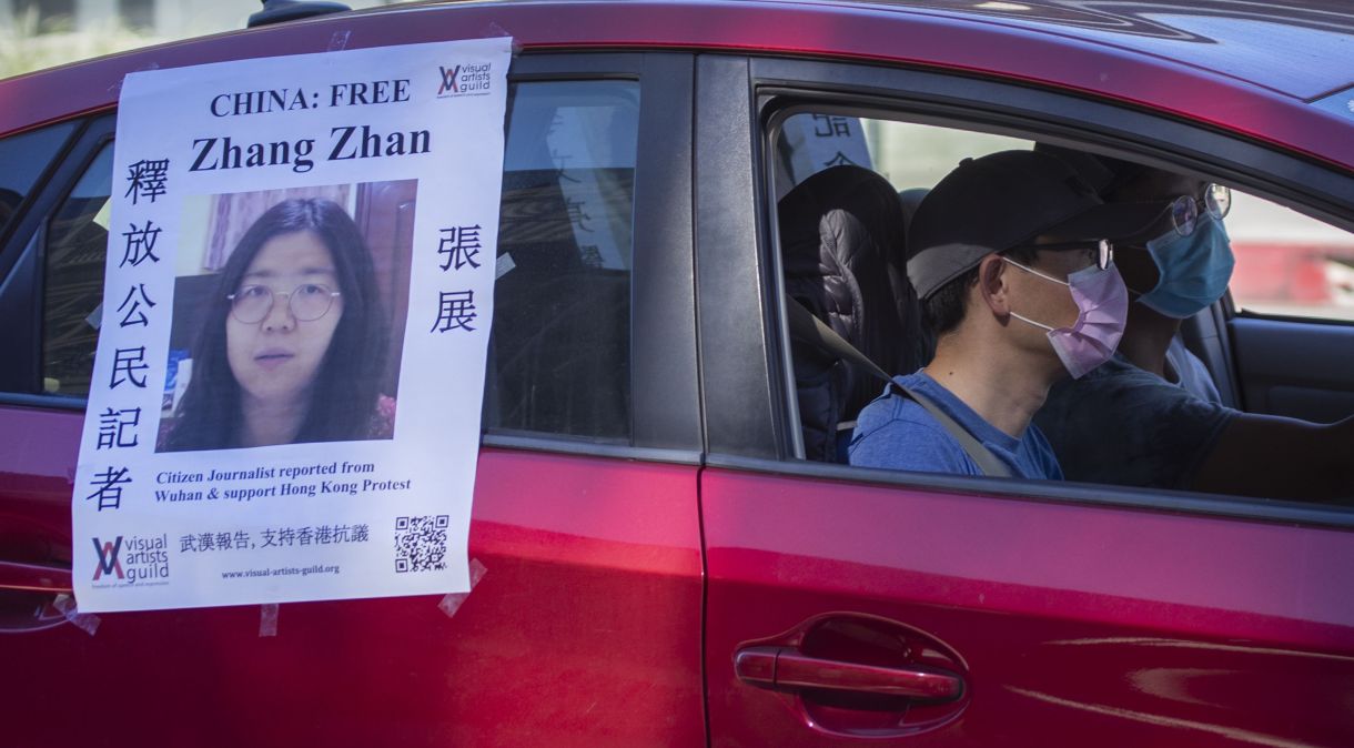 Cartaz pede a liberdade de Zhang Zhan. A jornalista foi presa na China, em maio de 2020, por transmitir imagens do início da pandemia em Wuhan.