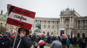 Milhares de pessoas tomam as ruas de Viena contra as restrições impostas pelo governo após aumento de casos de Covid-19