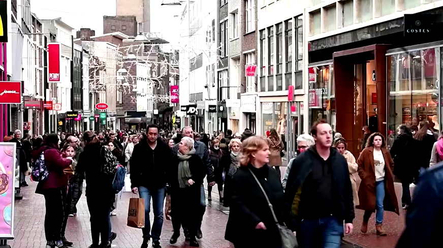 Pessoas caminham em rua de Amsterdã, na Holanda