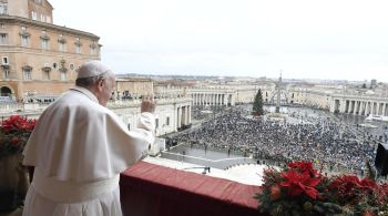 Falando para poucos milhares em uma manhã chuvosa no Vaticano, pontífice pediu esforços para que as pessoas e líderes mundiais conversem entre si