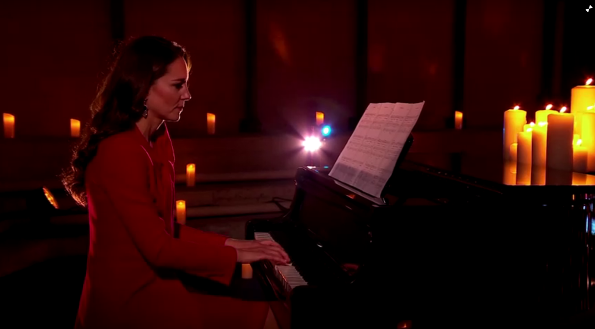 Kate Middleton toca piano durante especial de Natal na televisão britânica.