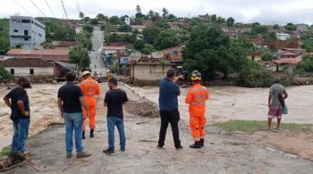 Tempestades causaram destruição e deixaram famílias desabrigadas; chuva deve diminuir nos próximos dias