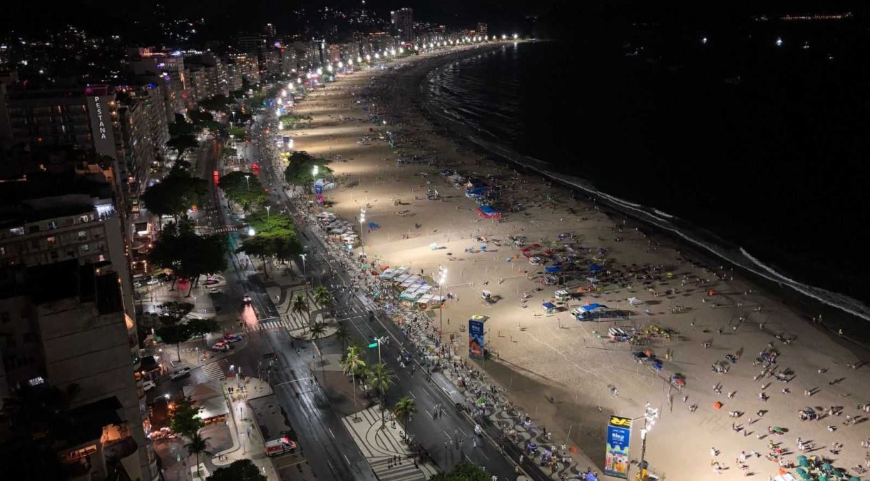 Vista aérea da praia de Copacabana na noite do Réveillon