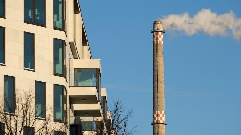 O escapamento emerge da chaminé de uma usina termoelétrica a gás natural em Berlim, Alemanha