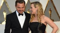 Leonardo DiCaprio e Kate Winslet se beijam 27 anos após "Titanic"; veja