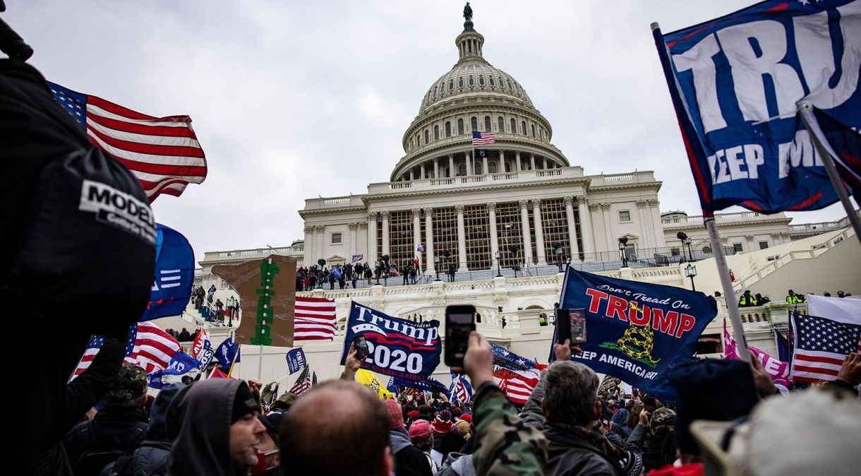 Partidários de Trump invadem o Capitólio dos EUA em 6 de janeiro de 2021 em um esforço para interromper a ratificação da vitória do presidente Joe Biden nas eleições de 2020