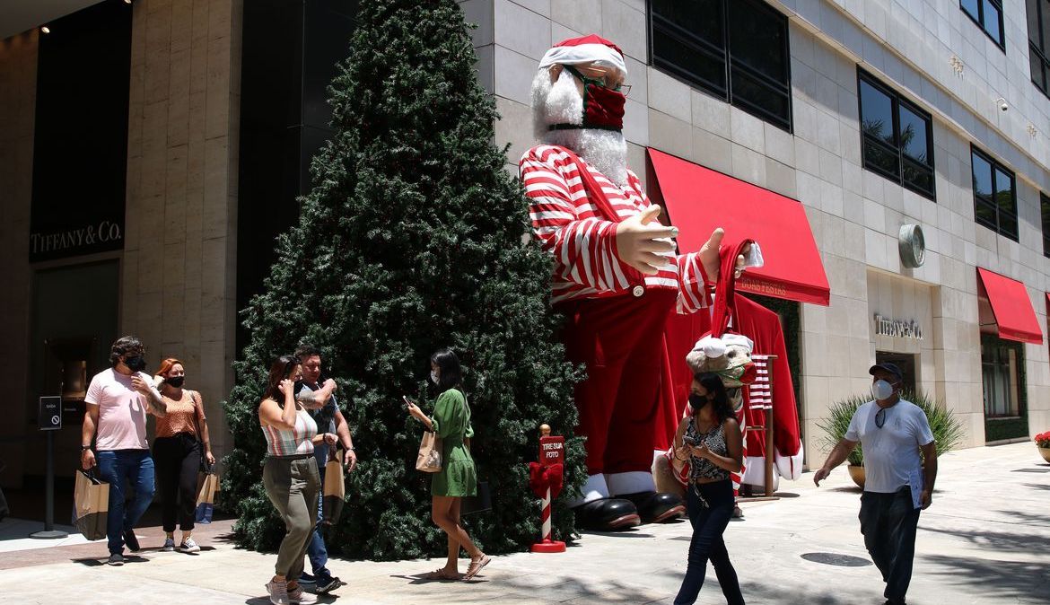 Fachada do shopping Iguatemi, em São Paulo, com decoração de Natal tem Papai Noel com máscara.