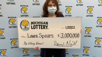 Laura Spears, moradora de Michigan, EUA, havia comprado o bilhete de loteria em 31 de dezembro, porém, só descobriu o prêmio semanas depois na caixa de spam do seu e-mail 