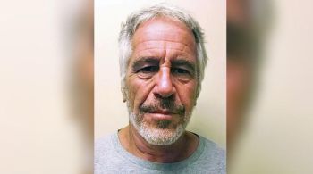 Jeffrey Epstein foi condenado por gerir um esquema de tráfico sexual e se suicidou em um presídio em Nova York, em 2019