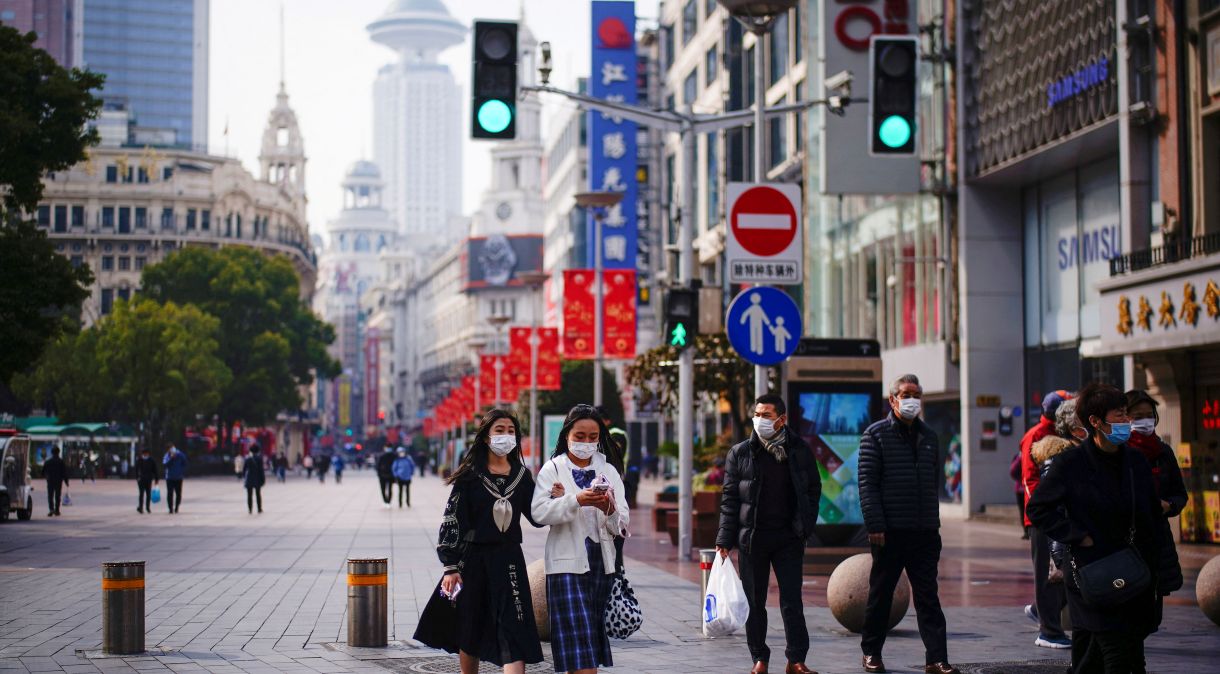 Pessoas caminham em Xangai, China