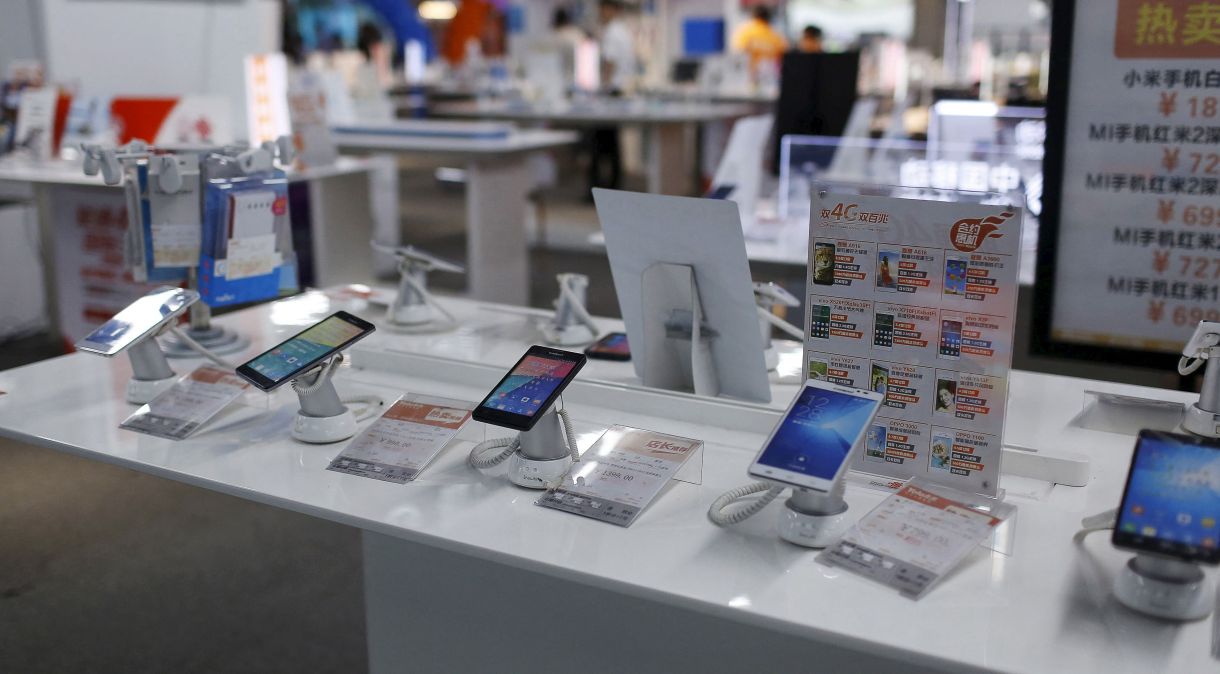 Celulares são vendidos em loja de eletrônicos em Xangai, China24/06/2015REUTERS/Aly Song