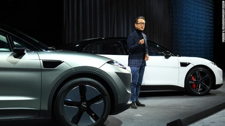 O CEO da Sony, Kenichiro Yoshida, apresenta o protótipo do veículo elétrico Sony Vision-S SUV na Consumer Electronics Show em 4 de janeiro em Las Vegas, Nevada.