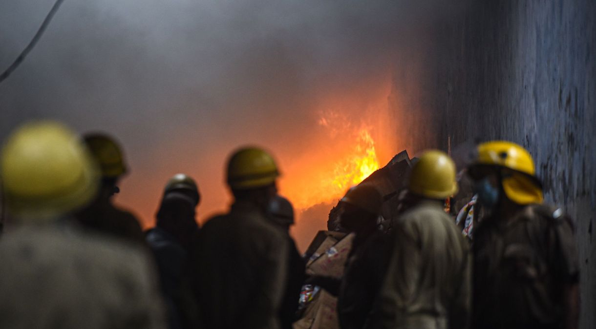 Bombeiros tentam controlar o incêndio que destruiu uma fábrica de plástico em Mayapuri em 16 de setembro de 2021 em Nova Deli, Índia.