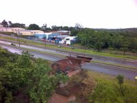 Forte chuva abre cratera em avenida de Bauru (SP)