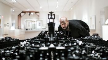 Ekow Nimako, artista ganense-canadense, apresenta em sua obra narrativas medievais da África subsaariana; ele utiliza cerca de 100 mil peças para reimaginar reino mil anos no futuro