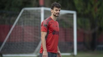 Zagueiro do Flamengo passou por novo procedimento no sábado (8) para identificação do motivo da infecção