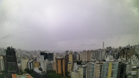 São Paulo amanhece com chuva forte após chegada de frente fria