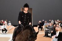 Chanel coloca princesa Charlotte Casiraghi a cavalo na passarela em Paris