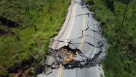 Chuvas fortes fazem parte de rodovia afundar em Minas Gerais