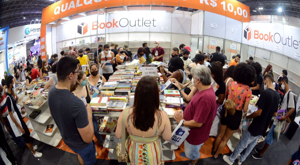 Expositores fazem promoções para aumentar as vendas na vigésima edição da Bienal Internacional do Livro, em 2021, que aconteceu no Rio de Janeiro
