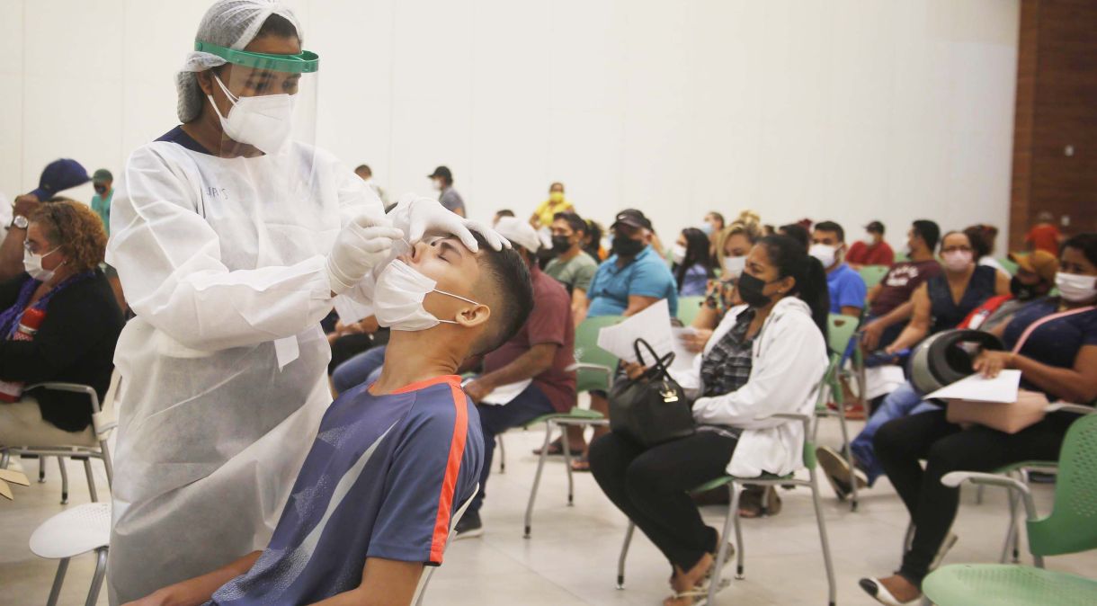 Pacientes com suspeita de Covid-19 fazem teste no Amazonas