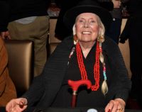 Cantora Joni Mitchell diz que seguirá Neil Young e removerá suas músicas do Spotify